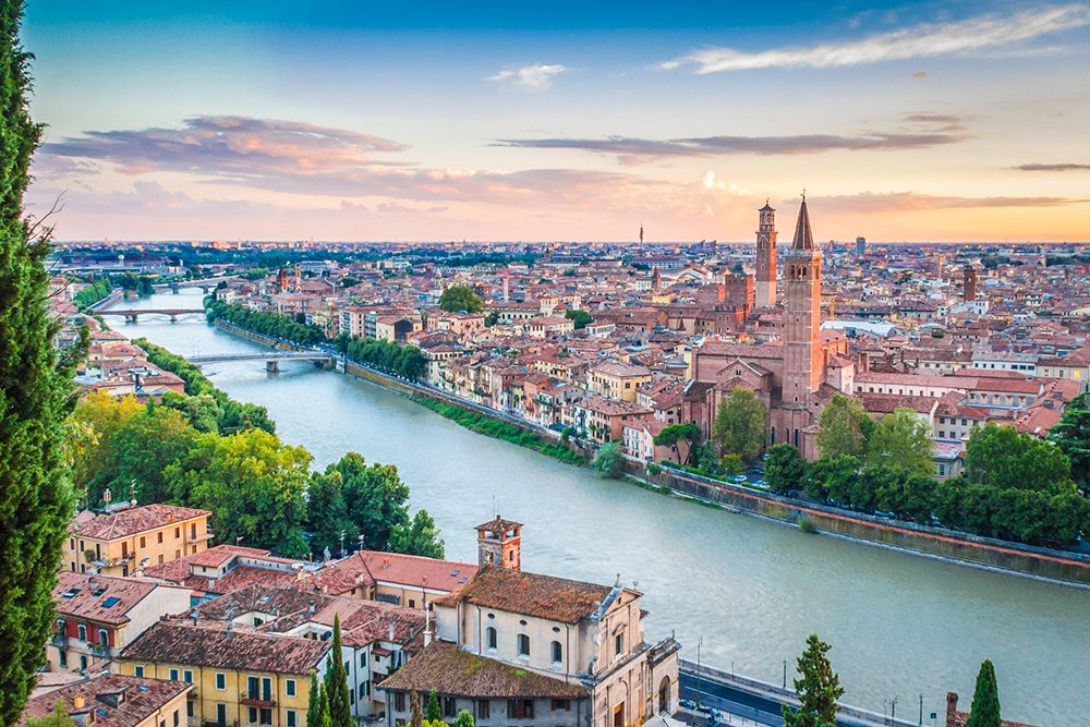 Výhled na město Verona při západu slunce.