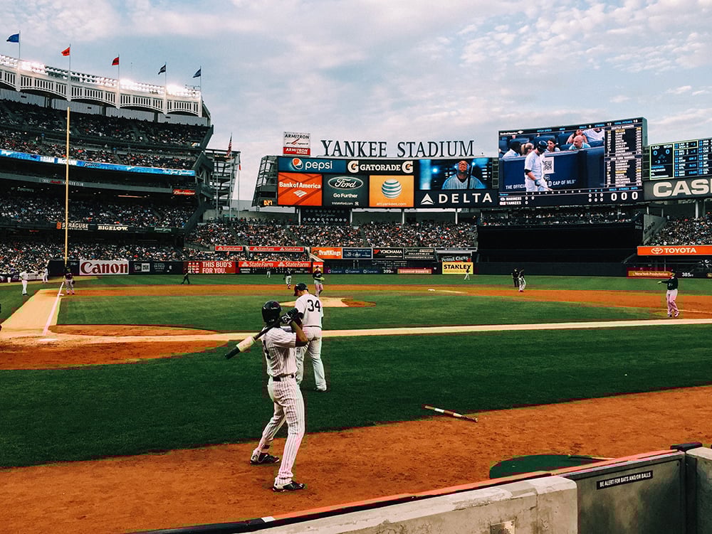 Hráči na stadionu týmu Yankees.